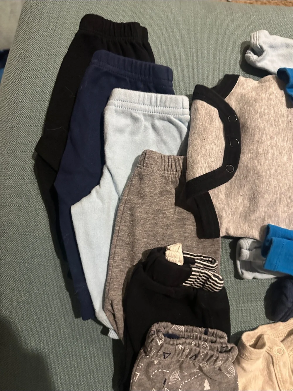 15 piece newborn baby boy bundle. Brands are carters, Gerber and Cat and Jack